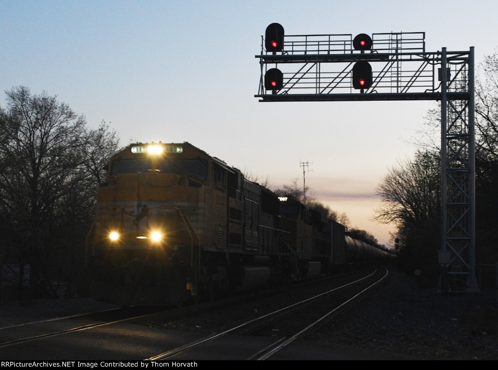 NS 1800 leads eastbound 6K4 thru the Roycefield Road grade crossing